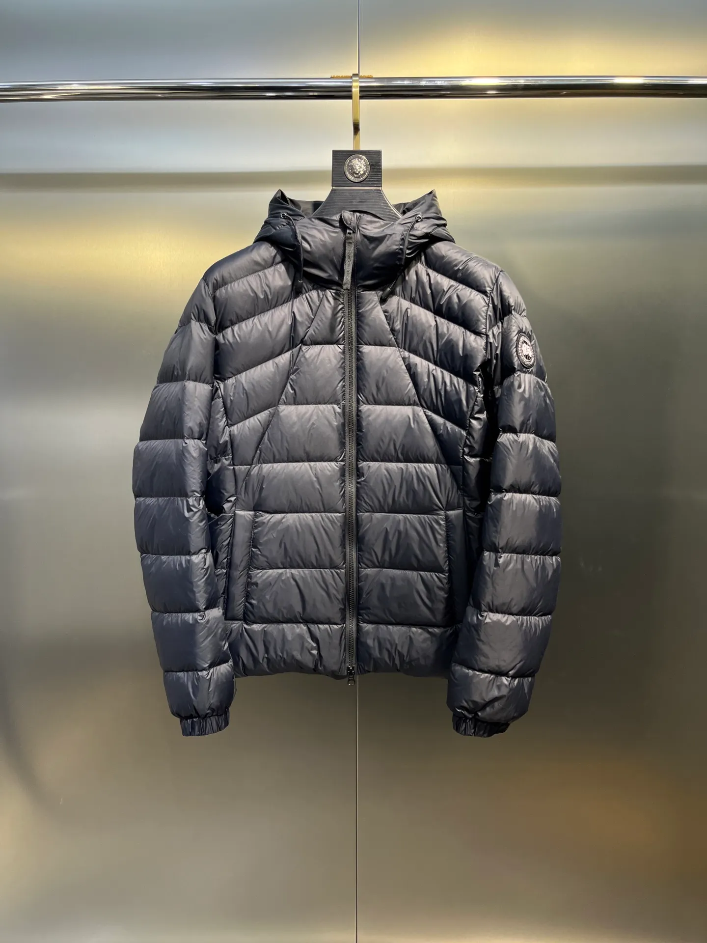 P1100 Highest quality 🌟Canada Goose E62 model 2220LB Abbott Hoody women's short and light down jacket S If you want to do business for a long time, you have to choose the original high-quality goose down for your down jacket. Expensive is not necessarily right, but there is a reason to be expensive. Cheap is not necessarily wrong, but there is a certain risk. Without cost support, there is no quality assurance. Expensive things are good at everything except being expensive; cheap things are good at nothing except being cheap size: s-xl